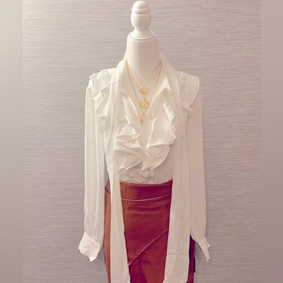 Gorgeous Ruffled Blouse 👚 - Picture 7 of 7